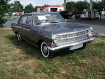 Dieser Opel Rekord A 1700 war für einige Tage an einer Tankstelle in St. Tönis ausgestellt, Aufnahme vom 30.6.10