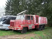 Ein alter Feuerwehrwagen aus einem Flughafen. Es ist ein Berliet GBC.