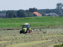 CLAAS arbeitet mit einem Heuschwader in der N�he von Dieren an der Ijssel;100906