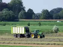 JD6920? ist mit dem Ladewagen bei Dieren an der Ijssel mit der Heuernte besch�ftigt;100906