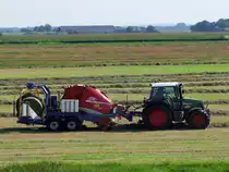 FENDT-411 ist mit dem LELY-Ballenwickler im Bereich Dieren an der Ijseel besch�ftigt;100906
