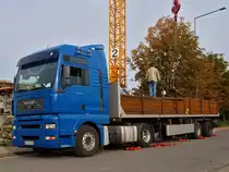 Ein mit Baustahlmatten beladener MAN TGA 18.430 wird am 27.09.2010 auf der Pauwelstrasse in Aachen mit einem Turmdrehkran abgeladen.