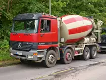 Actros 3235 mit Karrena Betonmischeraufbau wartet am 27.09.2010 an einer Baustelle in Aachen auf der Stiewistrasse.