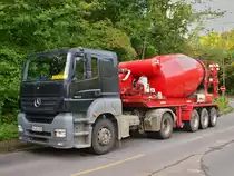Axor 1843 mit 3achser Karrena Betonmischerauflieger wartet am 27.09.2010 an einer Baustelle in Aachen auf der Stiewistrasse.