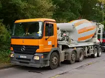 Actro 2541 mit 2achser Karrena Betonmischerauflieger wartet am 27.09.2010 an einer Baustelle in Aachen auf der Stiewistrasse.