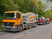 Mercedes Betonmischer Roadshow am 27.09.2010 an einer Baustelle in Aachen auf der Stiewistrasse. Vorne Actros 2541, dahinter Actros 3235 und Axor 1843. Alle mit Karrena Betonmischer.