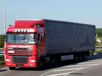 DAF-XF von union-transport wartet vor einer Zugbr�cke bei Terneuzen;100829