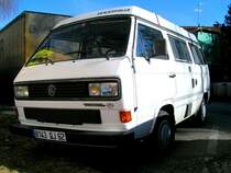 VW T3 Turbo aus Frankreich ist am Bahnhofsvorplatz in RIED i.I. abgestellt; 080217