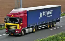DAF XF mit Pritschenauflieger auf der A61 bei Weilerswist 10.09.2010