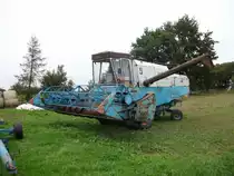 Dieser M�hdrescher stammt noch aus DDR-Produktion.Am 25.September 2010 entdeckte ich Diesen auf einem Feld bei Putbus.
