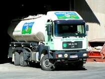 MAN, verl�sst gerade ein Mischfutterwerk, und ist am Weg zu einem Landwirt; 080220