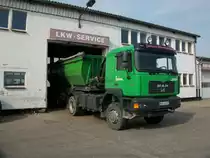 MAN-Kipper am 24.September 2010 mit Reifenproblemen an einer Reifenstation in Bergen/R�gen.