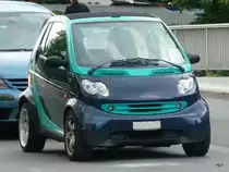 Blau-Gr�ner Smart unterwegs in Nidau am 09.09.2010