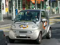 Grauer Smart mit Werbung unterwegs in der Stadt Lausanne am 09.09.2010