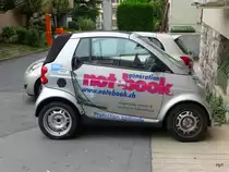 Grauer Smart mit Werbung in der Stadt Lausanne am 09.09.2010