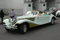 Ein Mercedes K560 als Hochzeitskutsche vor dem Neujungfrauenkloster, es liegt an einer Biegung der Moskwa etwa 4km s�dwestlich vom Zentrum Moskaus entfernt und ist ein Anziehungspunkt f�r Hochzeitspaare. Fotografiert am 11.09.2010.
