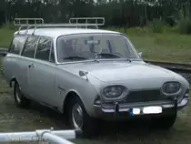 Ford P 3 TAUNUS 17 M Turnier am 19.9.2010, Hafentreffen 2010 in Hamburg im Hafenmuseum Schuppen 50
1960 – 1965 / „Badewanne“ / 3-t�rer / erste Bauserie mit R�cklichtern an der oberen Dachkante, Heckklappe unten angeschlagen / 1,5 l-Motor, 55 PS, 6.945,- DM / 1,7 l-Motor, 65 PS, 7.020,- DM /
