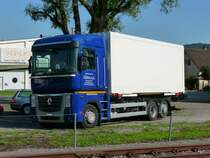 Renault mit Kastenaufbau abgestellt in Nidau am 03.09.2010