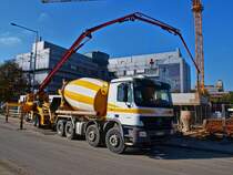 Ein Actros 3541 Betonmischer fttert am 01.10.2010 in Aachen auf der Pauwelstrasse eine Putzmeister M36 Betonpumpe auf Actros 2641.