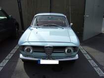Alfra Romeo Giulia Sprint GT. 1963 - 1966. Dieses hbsche, von Bertone gezeichnete Coupe, wurde mit einigen Facelifts und verschiedenen Motorisierungen bis 1977 produziert. Die Modelle bis Baujahr 1970 wurden wegen des Lftungsschlitzes oberhalb des Khlergrills auch Kantenhauber genannt. Besucherparkplatz des Dsseldorfer Meilenwerkes.