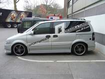 Ein optisch  aufgebrezelter  Opel Sintra steht auf dem Ausstellerparkplatz der Messe Essen. Der Sintra basierte auf dem Chevrolet Venture und wurde im GM-Werk Doraville/Georgia gebaut. In den Jahren 1996 - 1999 wurde er ber das Opel-Hndlernetz in Europa als Opel Sintra verkauft. Aufgrund von schlechten Crashtestergebnissen in den USA verlief der Verkauf in Europa eher schleppend. Der Sintra wurde vom Zafira A abgelst.