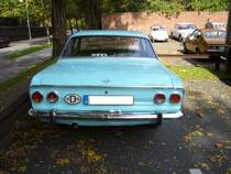 Heckansicht eines Opel Rekord B 1700 Coupes in royalblau. Der B Rekord wurde nur von August 1965 - Juli 1966 produziert. Besucherparkplatz Historicar.