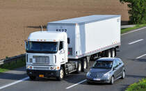 Frightliner Argosy mit Khlkoffer auf der A61 bei Weilerswist - 06.09.2010