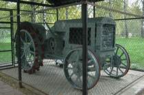 Hier ein alter XT3 Traktor, leider ist dieser in einem Maschendrahtverschlag eingesperrt. Ein besseres Foto war leider nicht drin. Gesehen im Klosterhof in Jaroslawl / Russland am 14.09.2010  