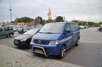 VW T5, Transporter, in Lehrte/Edekacenter, am 02.10.2010