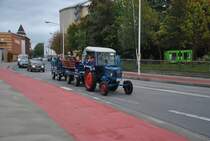 Unbekannter alter Traktor, fhrt mit zwei Hngern am 02.10.10 in Lehrte.
