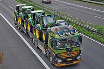 MB Actros 2541 mit John Deree Traktoren auf der Ladeflche auf der A61 bei Rheinbach 16.09.2010