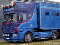 SCANIA_V8 164L 580 mit Viehtransportauflieger aus Lnne ist im rd.820km entfernten Ried im Innkreis eingetroffen;101003