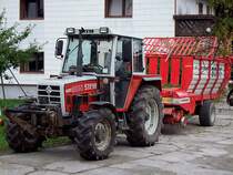 STEYR 8060-turbo wird sich in Krze mit dem Pttinger Ladewagen Richtung Wiese begeben;101002