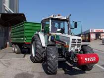 STEYR 8090-turbo  White Edition Steyr  verlsst nach der Verwiegung mit seinem Einachser die Brckenwaage bei einem Landesproduktenhndler;100810