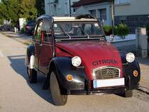 2CV6 wartet vor einer Zahnarztpraxis in Ried i.I. auf seinen Fahrer ;100825