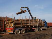 Actros 3355 Hngerzug mit Ladekran beld am 24.03.2010 Waggons mit Holz in Stolberg. 