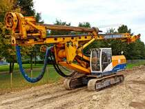 Selbst zusammengefaltet eine imposante Maschine, ein Bauer BG15H an der Campusbaustelle der RWTH am 03.10.2010 in Aachen.