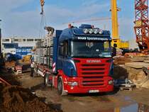 Scania R420 mit Baumaterial beladenen Auflieger wird am 04.10.2010 auf einer Baustelle am neuen Rwth Campus in Aachen mit einem Kran entladen.