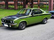 Opel Manta A GT/E. 1974 - 1975. In den letzten beiden Produktionsjahren des Manta, war der GT/E das Topmodell. Der 1.897 cm 4-Zylinderreihenmotor
mit einer elektronischen Bosch L-Jetronic leistet 105 PS und macht den familientauglichen Sportwagen 190 km/h schnell. Das abgelichtete Fahrzeug ist in limonengrn (Farbcode PP) lackiert. Oldtimertreffen Kokerei Zollverein.