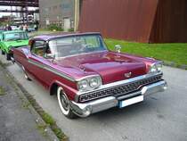 Ford Galaxie Skyliner Convertible von 1959. Die Galaxiemodelle waren die exclusivsten des 1959´er Jahrgangs. Darunter waren der Fairlane, sowie der Fairlane 500 angesiedelt. Alle Ford Modelle des Jahrgangs 1959, waren wahlweise mit 6-Zylinderreihen bzw. V8-Motoren lieferbar. Dieses 45.868 mal verkaufte Modell stand ab US$ 2.957,00 beim Ford Dealer. Oldtimertreffen Kokerei Zollverein.
