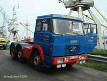 Henschel F201 S2 am 19.9.2010, Hafentreffen 2010 in Hamburg im Hafenmuseum Schuppen 50
Sattelzugmaschine / 2 Lenkachsen / 1969 – 1971 / 6-Zyl. 4-Takt, 230 PS / 11.750 – 13.075 kg Sattellast 