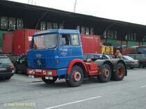 Henschel F201 S2 am 19.9.2010, Hafentreffen 2010 in Hamburg im Hafenmuseum Schuppen 50
Sattelzugmaschine / 2 Lenkachsen / 1969 – 1971 / 6-Zyl. 4-Takt, 230 PS / 11.750 – 13.075 kg Sattellast 