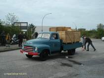 Opel BLITZ 1,75 t am 19.9.2010 Hafentreffen 2010 in Hamburg im Hafenmuseum Schuppen 50 / mit Kisten beladen wie frher im Hafen zur Schuppenanlieferung /
1952 – 1960 / Pritschenwagen ohne Plane, kurzer Radstand 3.300 mm / 6-Zyl. 4-Takt Motor, 2473 cm, 58 PS, 62 PS ab 1955 / 3.800 kg zul. Ges.-Gewicht, 1.735 kg Leergewicht, 2.065 kg Nutzlast /
