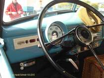 Opel BLITZ 1,75 t am 19.9.2010 Hafentreffen 2010 in Hamburg im Hafenmuseum Schuppen 50 / Fahrerhaus von innen mit der ppigen Instrumentierung 
1952 – 1960 / Pritschenwagen ohne Plane, kurzer Radstand 3.300 mm / 6-Zyl. 4-Takt Motor, 2473 cm, 58 PS, 62 PS ab 1955 / 3.800 kg zul. Ges.-Gewicht, 1.735 kg Leergewicht, 2.065 kg Nutzlast /
