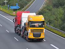 DAF XF Zugmaschinen, auf einen LKW-Transporter. Gesehen auf der A2 bei Lehrte, am 02.10.2010.