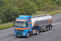 Volwo Tanksattelzug, auf der A2 ,bei Lehrte, am 02.10.2010.