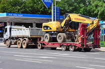 Renault Kipper mit Bagger auf dem Tiefladerhnger in Euskirchen 19.08.2010