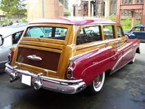 Heckansicht eines 1952´er Buick Estate Wagon. Dieser Woody Kombi hatte eine serienmige Lederausstattung und verkaufte sich als Super 50 (Super 50 war im Modelljahrgang 1952 die mittlere Ausstattungsreihe) 1.641 mal. Das Auto hatte einen Grundpreis von US$ 3.296,00. Die im abgebildeten Fahrzeug verbaute Dyna-Flow-Getriebeautomatik mte aufpreispflichtig gewesen sein, da die Modelle seriemig mit einem 3-Ganggetriebe vom Band liefen. Oldtimertreffen Kokerei Zollverein.