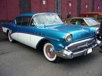 Buick Super 50 Sedan von 1957. Im Jahr 1957 rangierte der Super 50 vor dem Standardmodell Special 40. Darber waren die Serien Century 60, Roadmaster 70 und als Spitzenmodell der Roadmaster 75 angesiedelt. Oldtimertreffen Kokerei Zollverein.