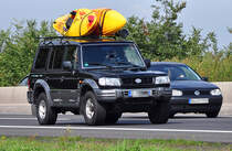 Mitsubishi Pajero Intercooler mit Booten auf dem Dach. A61 bei Miel 23.09.2010